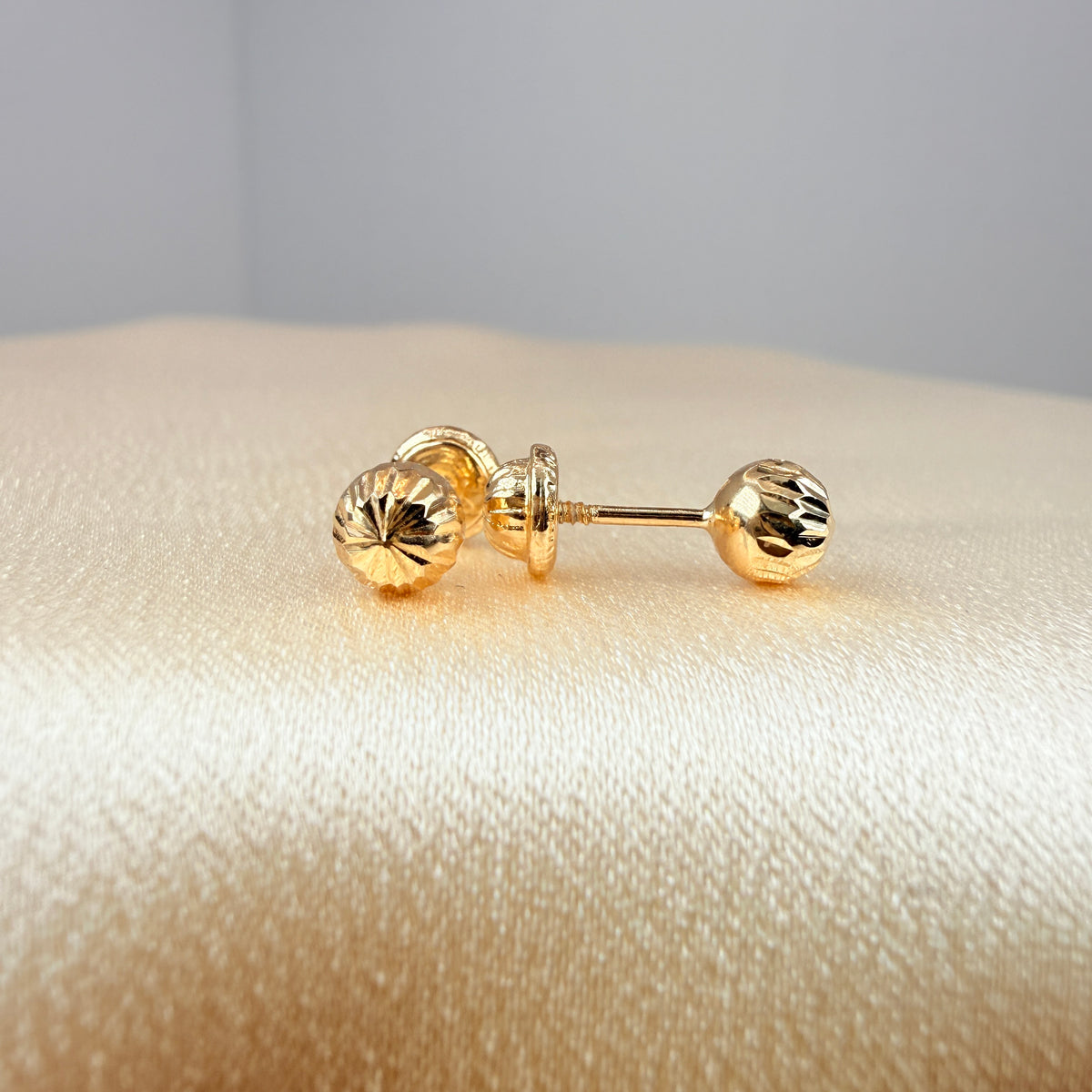 Diamond-cut yellow gold ball earring #4