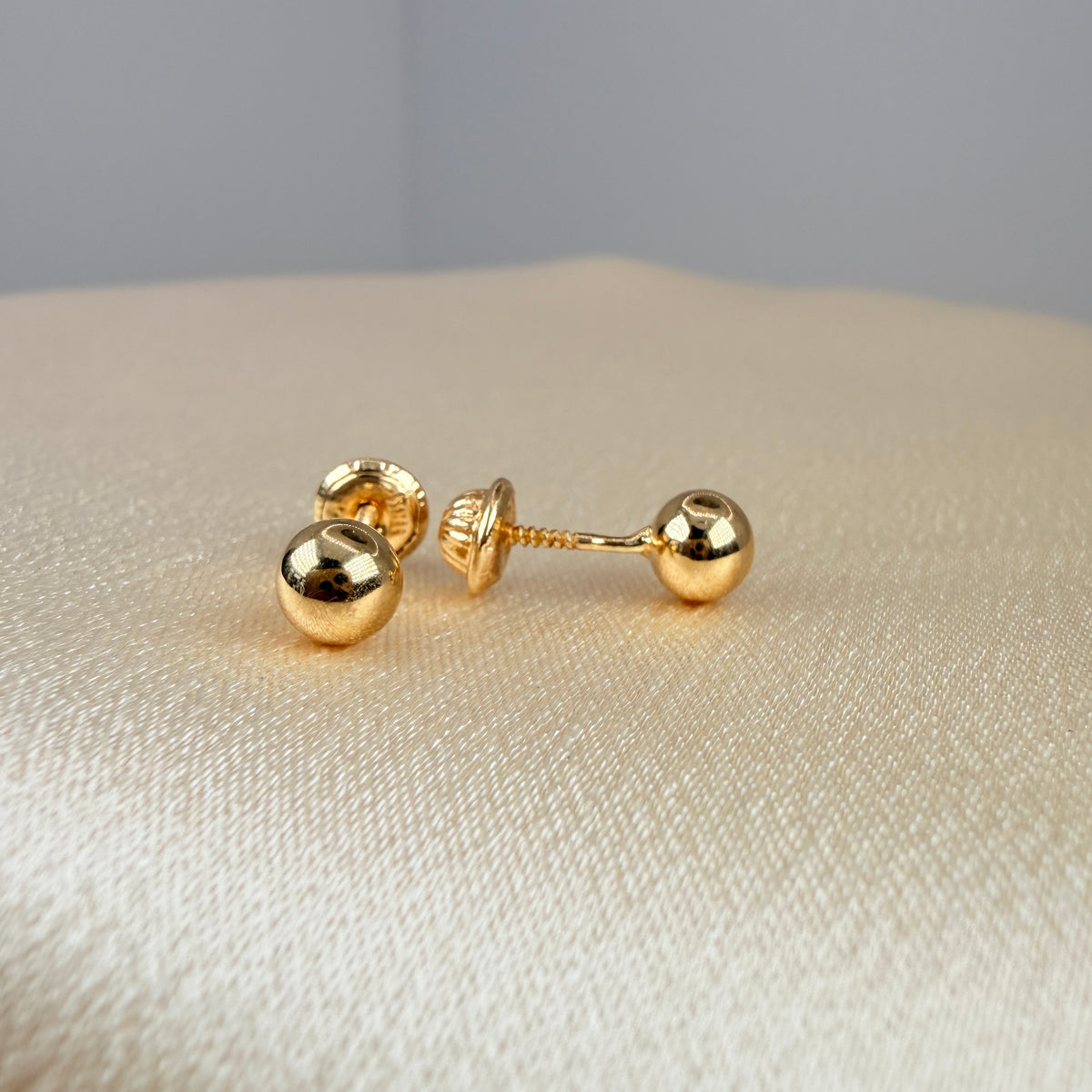 Yellow gold ball stud earring (Balín Liso)