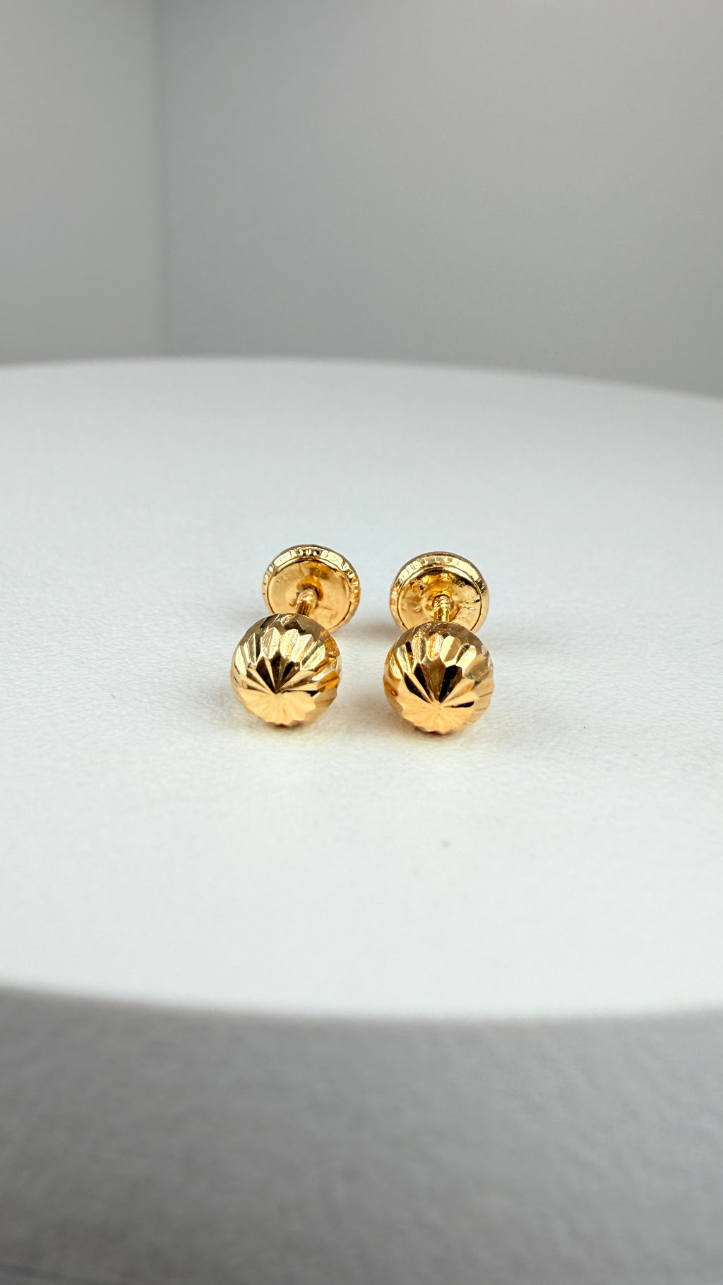 Diamond-cut yellow gold ball earring #4