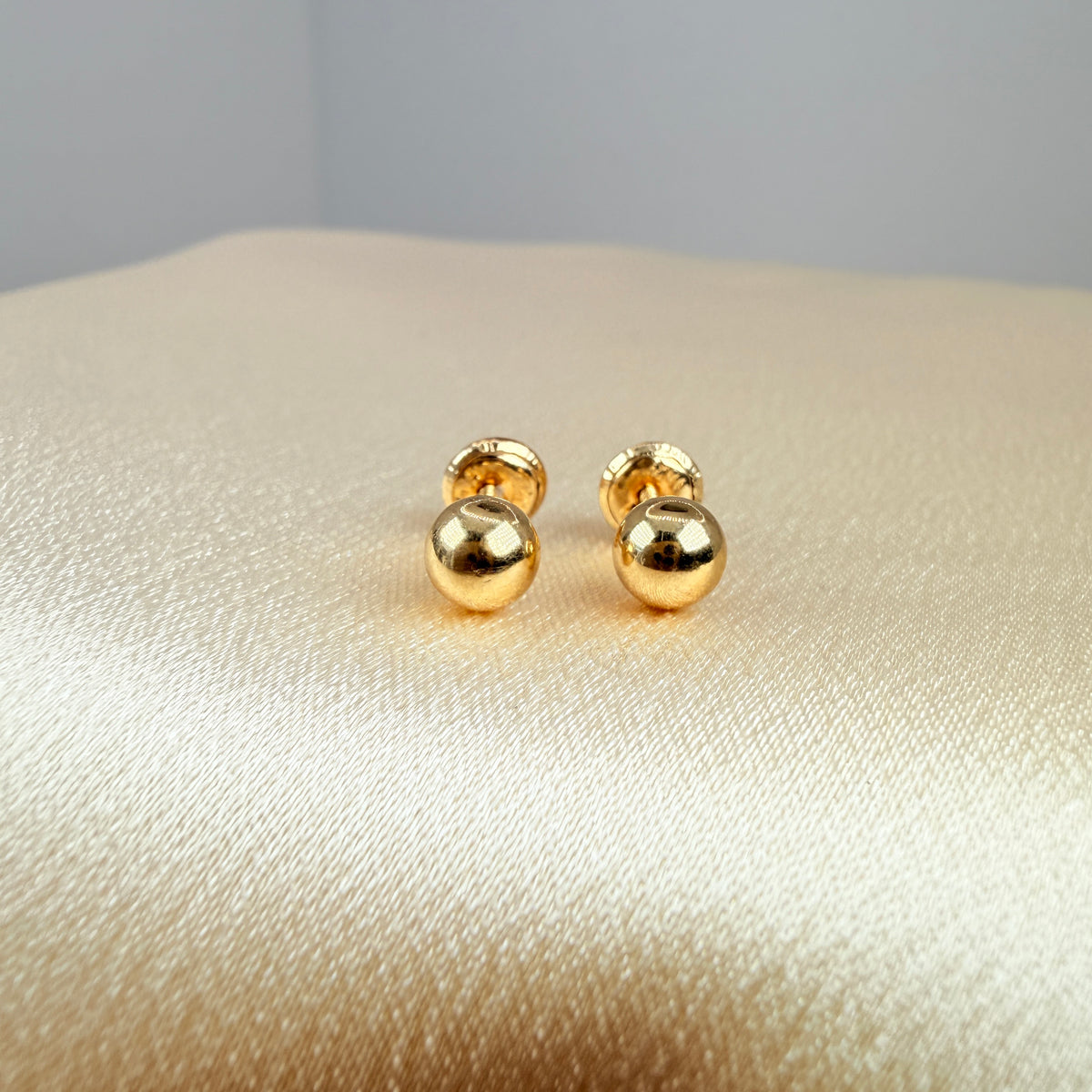 Yellow gold ball stud earring (Balín Liso)
