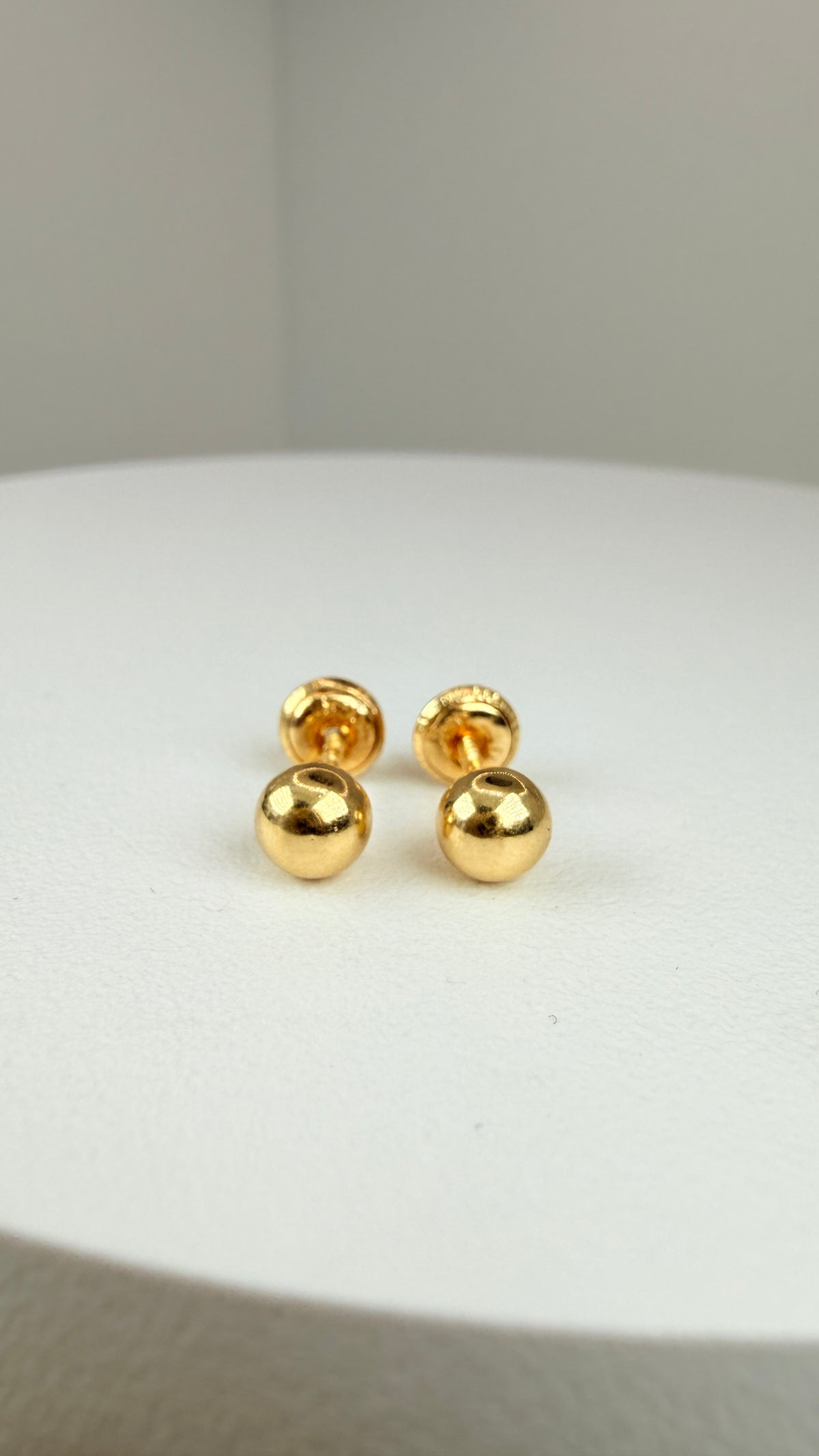 Yellow gold ball stud earring (Balín Liso)
