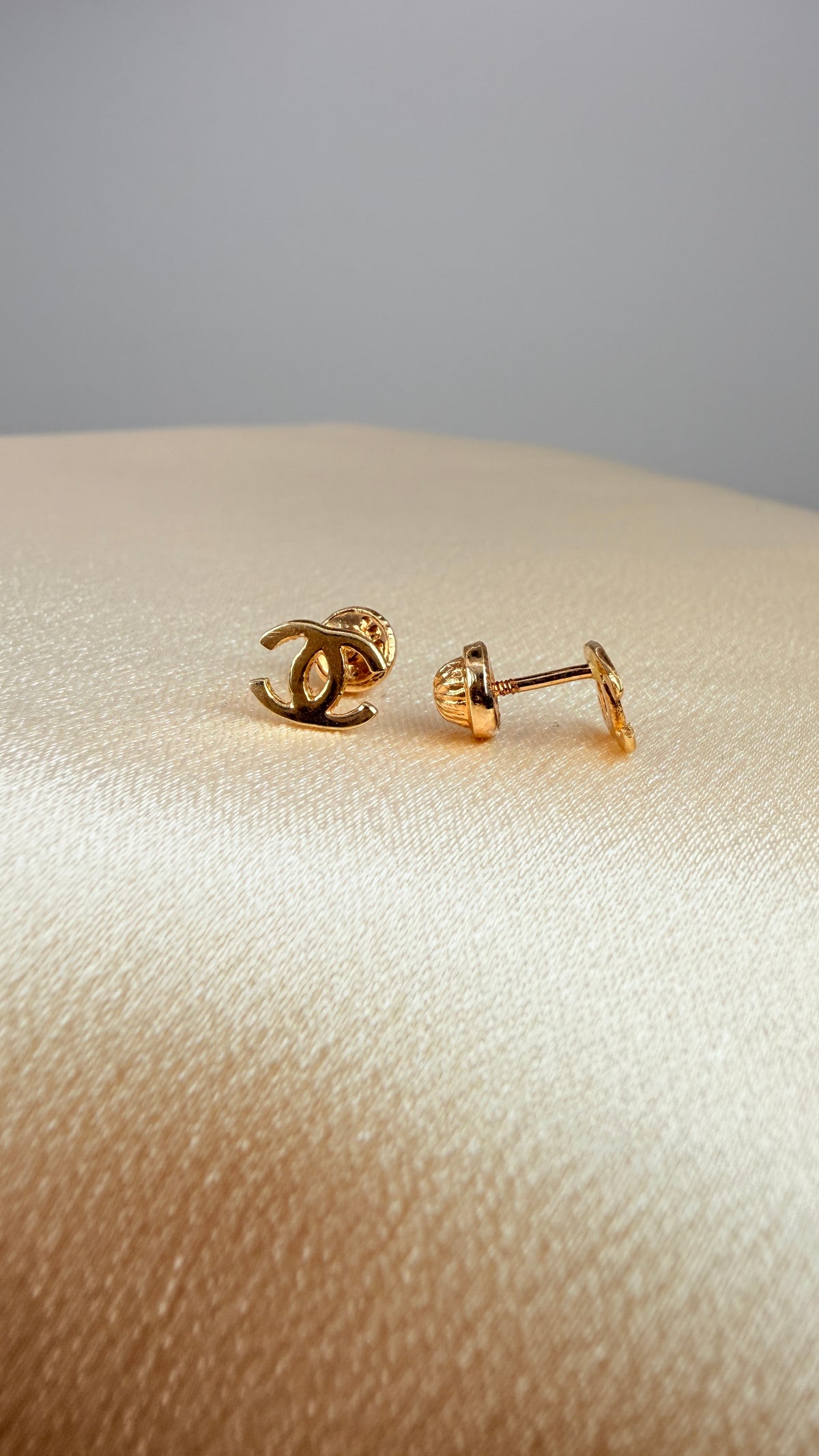 Yellow gold GC stud earring