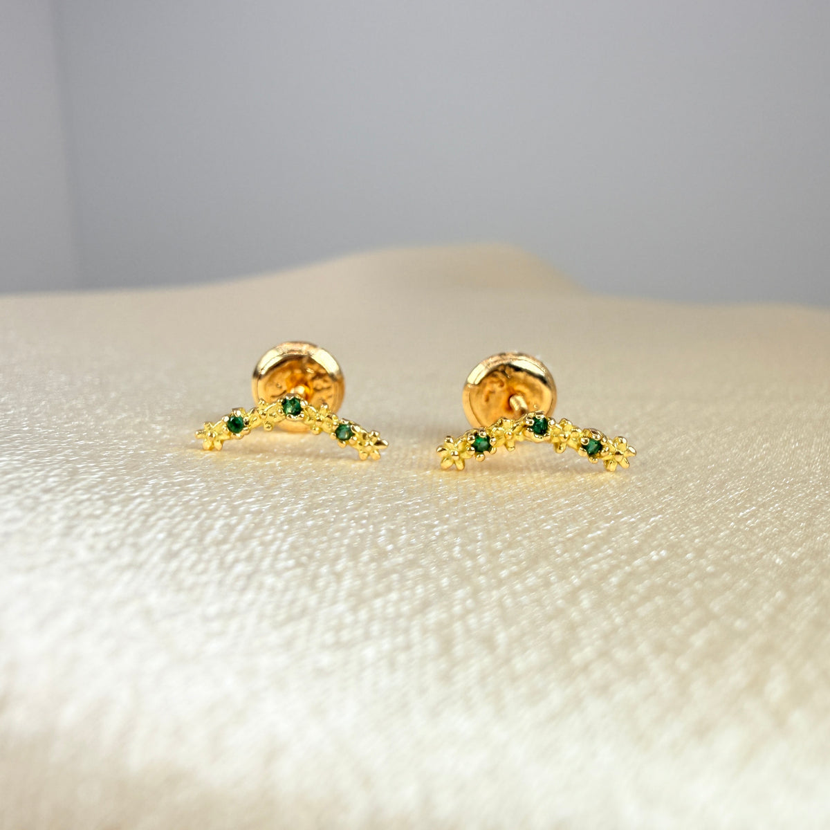 Yellow gold ear jacket earring with flowers and green zircon