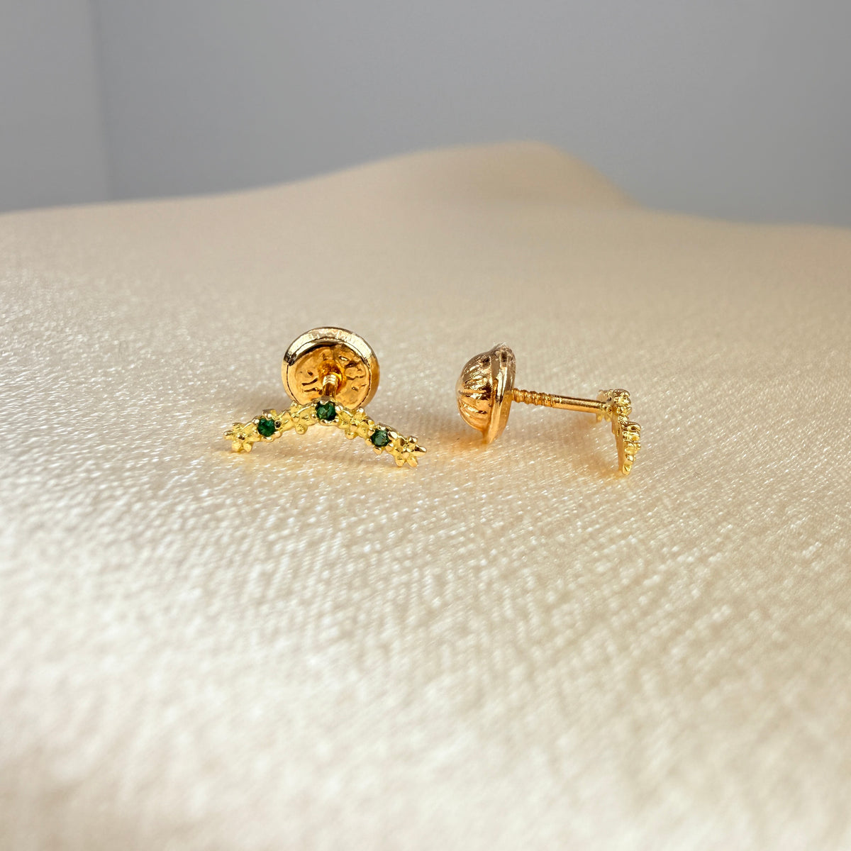 Yellow gold ear jacket earring with flowers and green zircon