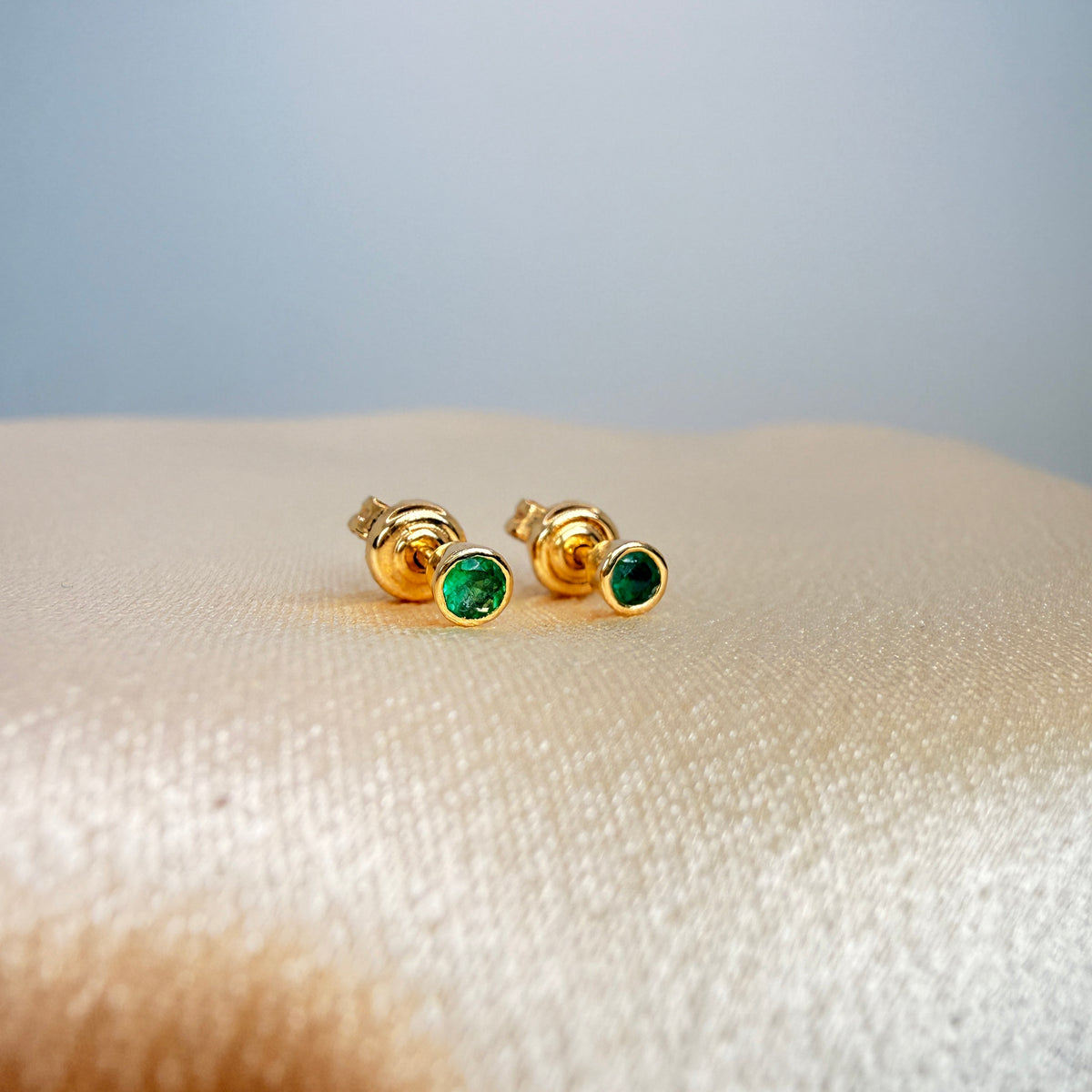 Yellow gold emerald earring #1