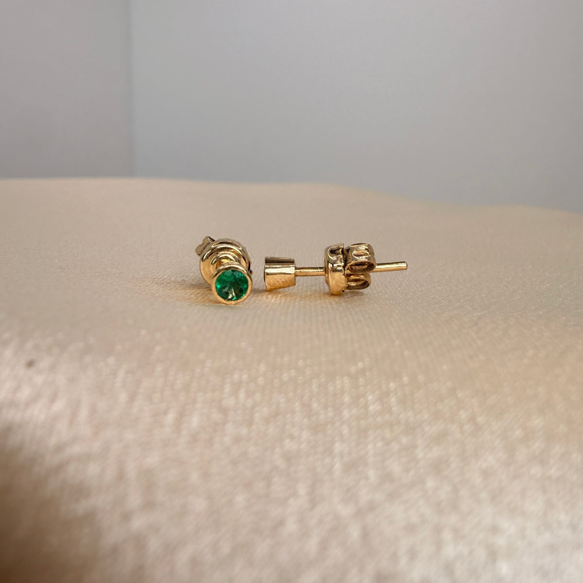 Diamond-cut yellow gold ball earring #4