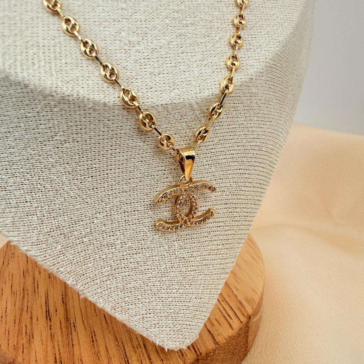 Yellow gold iconic pendant