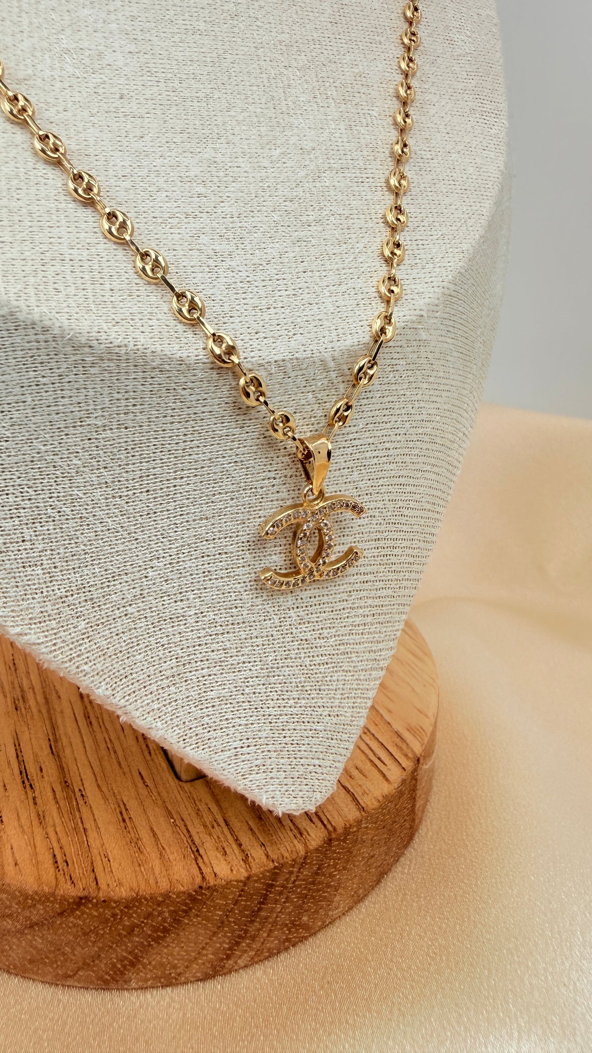 Yellow gold iconic pendant