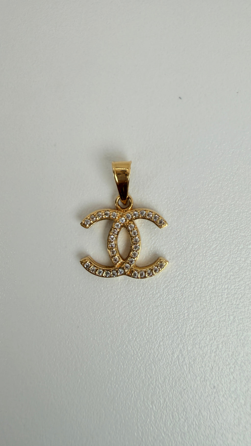 Yellow gold iconic pendant
