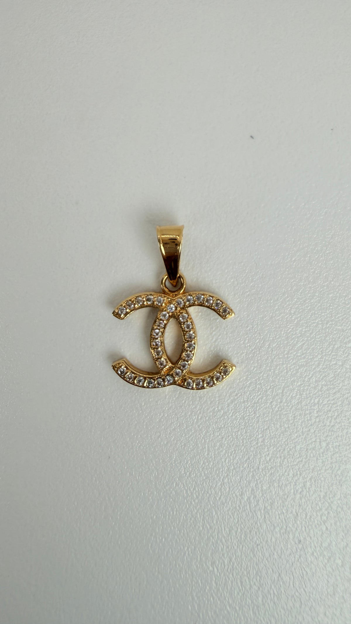 Yellow gold iconic pendant