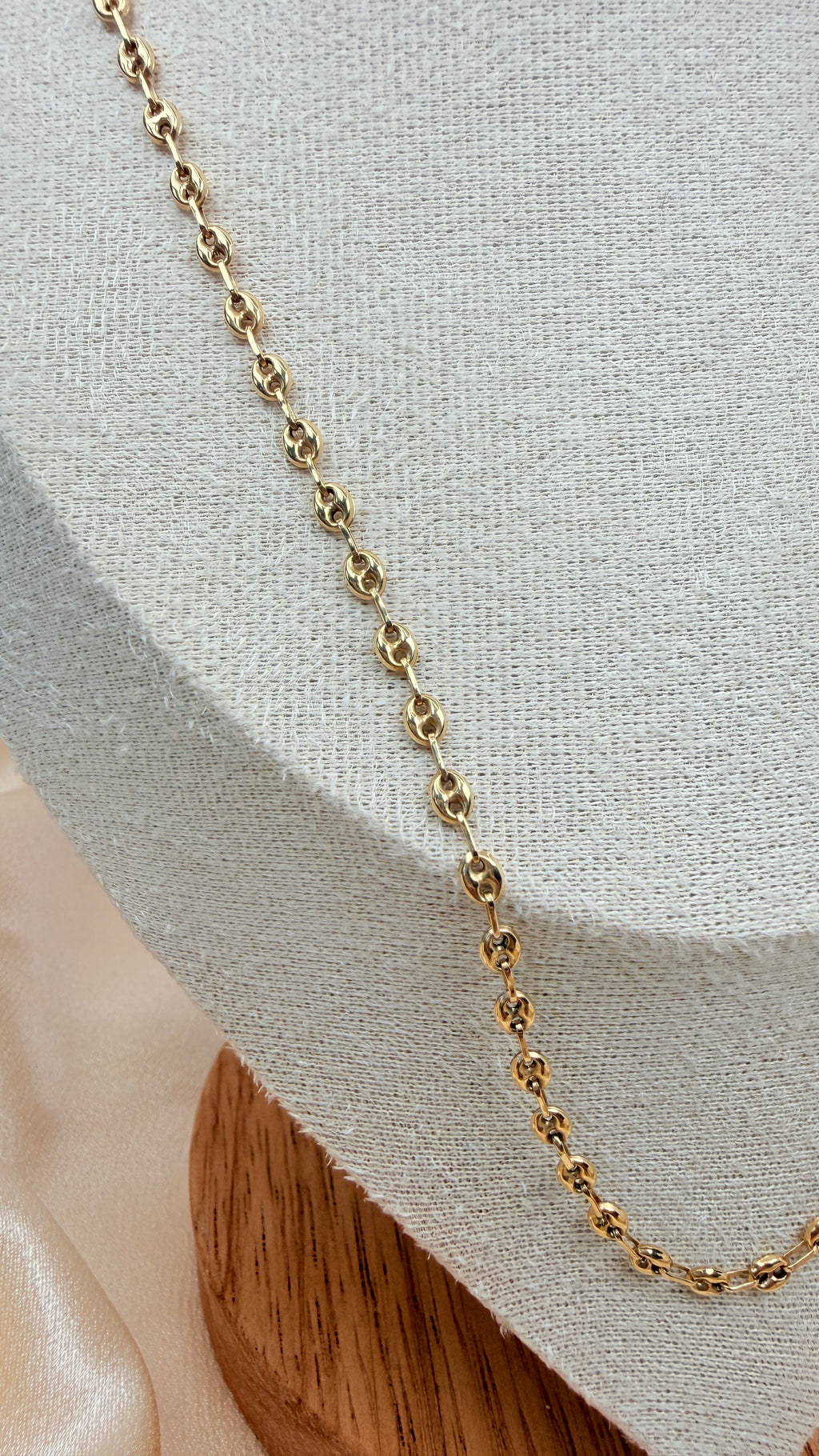 Yellow gold mariner link chain necklace