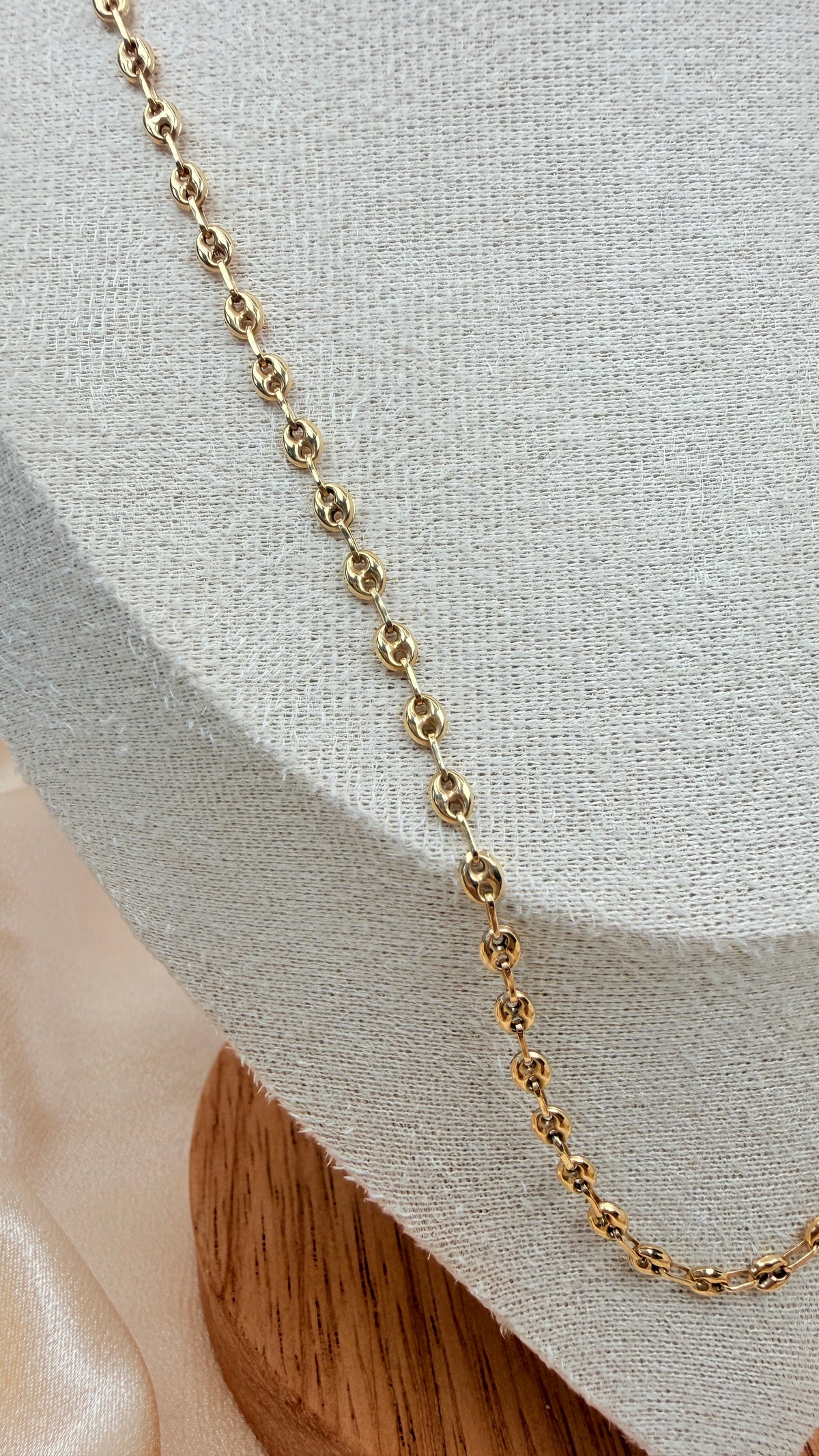 Yellow gold mariner link chain necklace