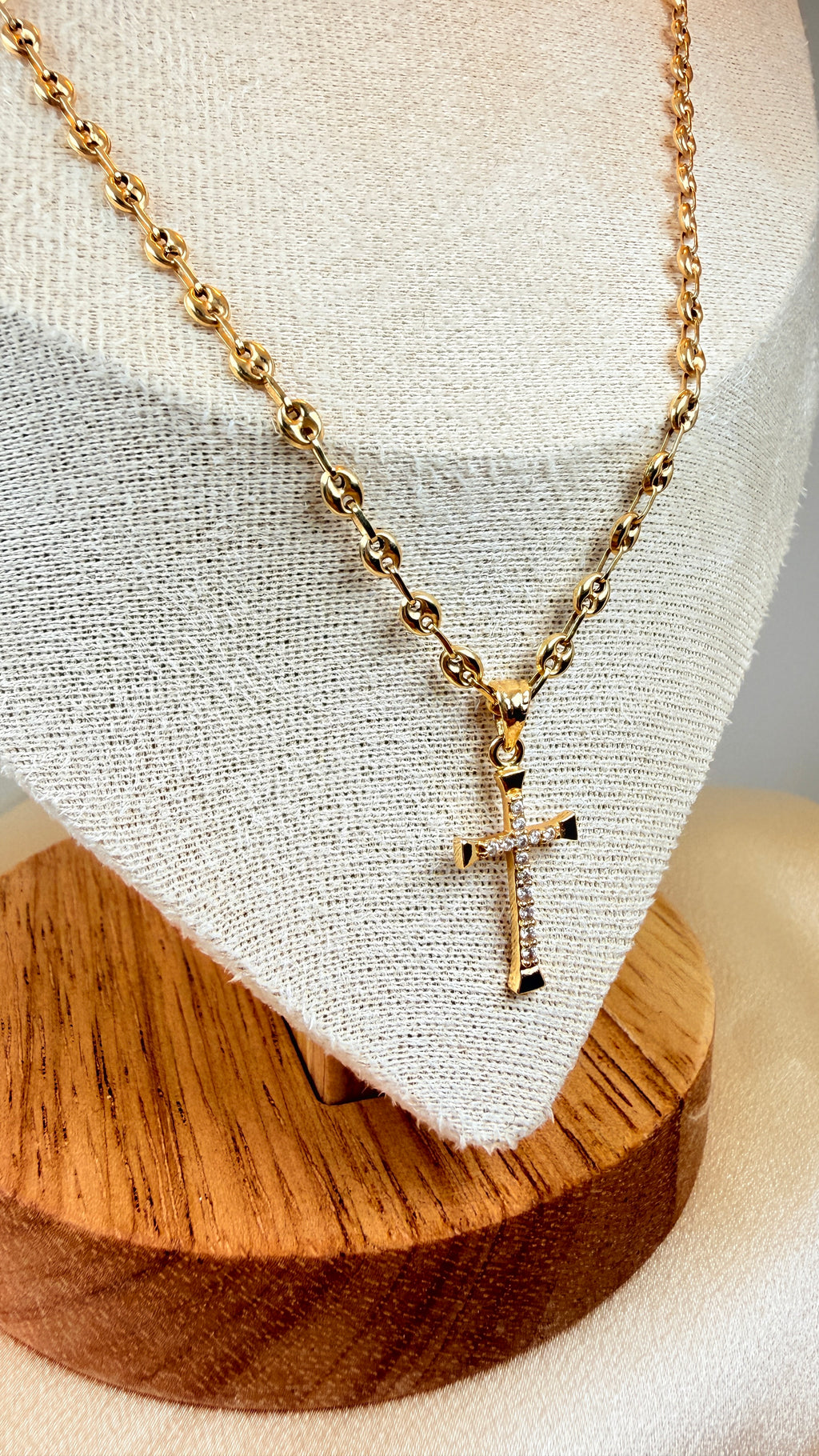 Yellow gold zircon crucifix pendant